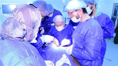 رئيس جامعة سوهاج يترأس فريقًا جراحيًا يعيد الحركة لطفل أصيب بشلل بالذراع