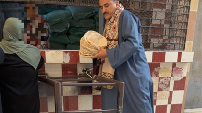 بالجلباب والشال.. مدير الرقابة التموينية يتنكر داخل طابور الخبز  بالبحيرة