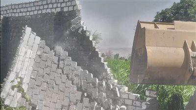 إزالة فورية لحالتي بناء مخالف بقرية السلامية بقنا