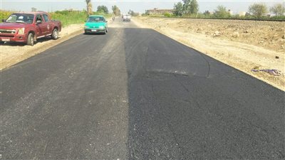 محافظ الغربية يتابع أعمال رصف طريق قطور - محلة روح
