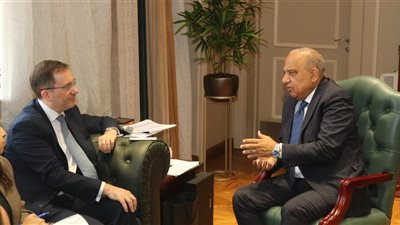 وزير الكهرباء يبحث مع سفير بريطانيا بالقاهرة تعزيز الشراكة في مجالات الطاقات المتجددة