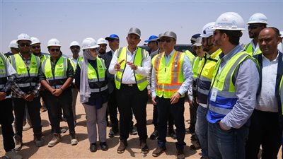 وزير العمل في جولة ميدانية لمتابعة أعمال الحفر وصب قواعد توربينات الرياح بالبحر الأحمر