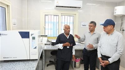 محافظ المنيا يتابع سير العمل بوحدة الأشمونين الصحية بملوى
