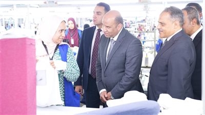 جولة ميدانية لوزير العمل بأحد مصانع بلبيس بالشرقية