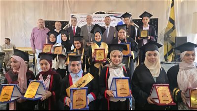 تكريم أوائل الشهادة الإعدادية بأبوتشت ووكيل تعليم قنا يشيد بتفوقهم