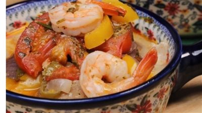 شوربة الموكيكا البرازيلية.. نكهة بحرية دافئة تجمع بين جوز الهند والطماطم