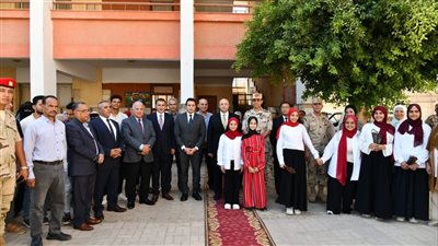 محافظ الفيوم وقائد قوات الدفاع الشعبي يتفقدان أحد فصول محو الأمية
