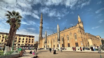 الشيخ أيمن منصور: باب السر بمسجد الحسين شهد دخول الرأس الشريف ومصر استقبلت آل البيت بالحفاوة