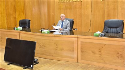 محافظ الأقصر يناقش نسب تنفيذ منظومة التقنين طبقًا للقانون رقم 168 لسنة 2025