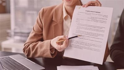 قانون العمل الجديد يعزز حقوق المرأة العاملة.. ضوابط لإنهاء عقد العمل وحماية الأمومة ورعاية الأطفال