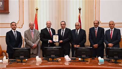تكريم الدكتور ياسر مجدي حتاته رئيس جامعة الفيوم 
