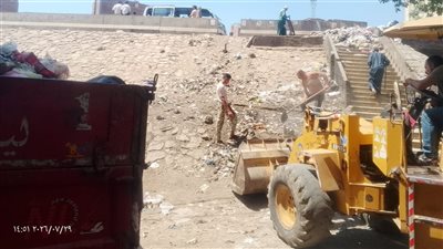 استجابة لشكاوى المواطنين.. رفع مخلفات القمامة من سلم الدائري بحي الهرم لتيسير حركة المارة