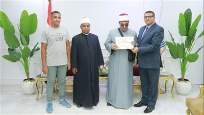رئيس منطقة قنا الأزهرية يكرم الموجه العام للغة العربية ومنسق مسابقة رواد