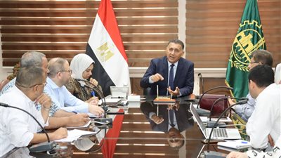 محافظ القليوبية يوجّه بسرعة رفع تراكمات المخلفات من المجاري المائية