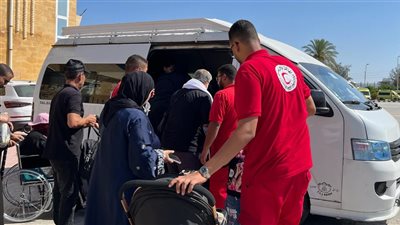 الهلال الأحمر المصري يستقبل الدفعة الـ68 من الجرحى الفلسطينيين عبر معبر رفح