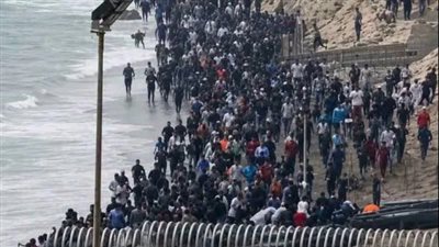 استمرار تدفق آلاف المهاجرين على سبتة وحالة استنفار أمني بأسبانيا