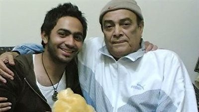 بعد وفاة والده.. هل يحيي تامر حسني حفله اليوم في العلمين؟
