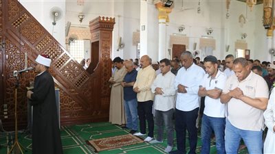 محافظ السويس يؤدي صلاة الجمعة بمسجد بدر وسط أهالى بورتوفيق