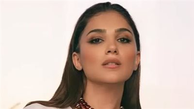 مي عمر تطل بألوان الصيف المبهجة