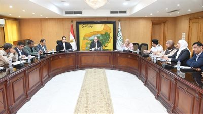 محافظ الفيوم يتابع آليات إعادة التوازن البيئي لبحيرة قارون