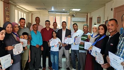 تكريم الطلاب الفائزين بالمراكز المتقدمة في مسابقات المكتبات وتحدي القراءة العربي بقنا