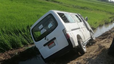 مصرع شاب وإصابة 5 بينهم طبيب في انقلاب ميكروباص بطريق حوش عيسى بالبحيرة