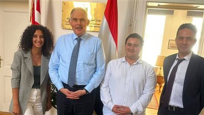 سفير مصر في كوبنهاجن يستقبل شابين مصريين متدربين بالأمم المتحدة 