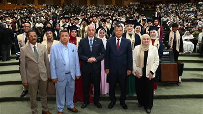 رئيس جامعة أسيوط يشهد حفل تخريج الدفعة العاشرة لبرنامج الترجمة الإنجليزية بكلية الآداب