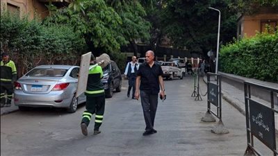 رئيس حي غرب القاهرة يقود حملة لفرض الانضباط بشارع القصر العيني