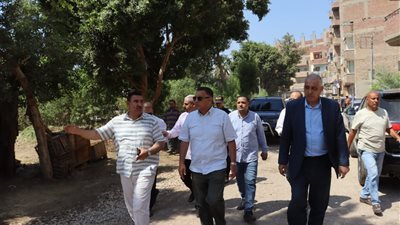 محافظ القليوبية يتفقد موقعين مقترحين لإنشاء سوق حضاري للباعة الجائلين وسوق اليوم الواحد