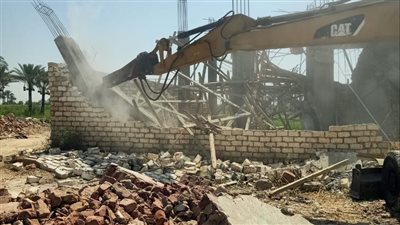 إزالة فورية لحالة تعدٍ على الأراضي الزراعية بزمام قرية العدوة بالفيوم 