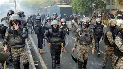 مصرع 14 شخصًا في تفجير انتحاري استهدف مركز شرطة شمال غرب باكستان