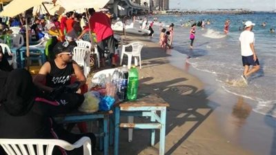 ضعف الاقبال على شواطئ الإسكندرية رغم الطقس الحار 