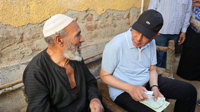 فى استجابة إنسانية.. محافظ المنيا يرافق مُسنًا إلى منزله بقرية تانوف