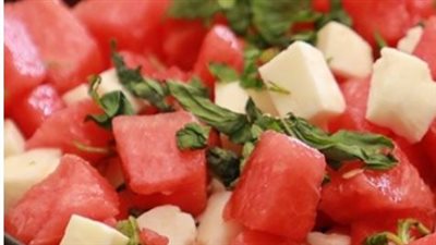 فوائد تناول البطيخ وطرق تحضير السلطة بجبن الحلوم