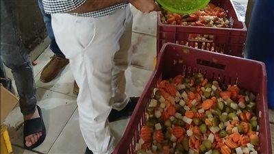 مخللات بلا ترخيص.. حملة رقابية تكشف مخالفات صحية داخل قطعة سكنية بالعاشر