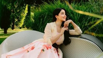 أسيل عمران تشبة الفراشة وسط بستان الزهور