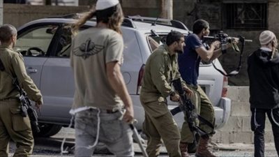 مستوطنون إسرائيليون يهاجمون مزارعين فلسطينيين شرق رام الله