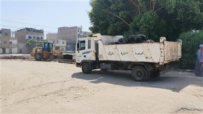 محافظ أسيوط: رفع نواتج تطهير ترعة نجع حمادي وتمهيد الطريق بمدخل قرية بني مجد 