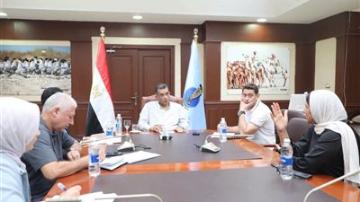 محافظ البحر الأحمر يناقش وضع أسس وآليات العمل الجاذبة للاستثمار