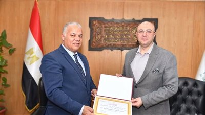محافظ الفيوم يكرم مدير مديرية التربية والتعليم لجهوده خلال فترة عمله بالمحافظة