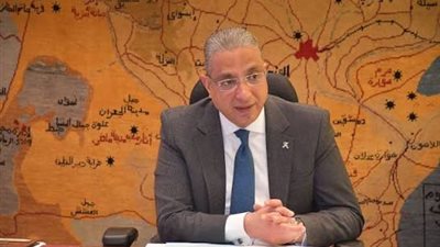  محافظ الجيزة يكرم  مدير تعليم الجيزة وصفه بالدكتور ويتجاهل التحقيقات 