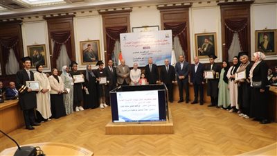 محافظ القاهرة يكرم 17 طالبًا وطالبة من أوائل الثانوية العامة