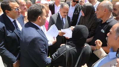 محافظ الشرقية يستمع لشكاوى أهالي كفر صقر ويوجه بسرعة حلها
