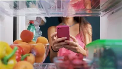 هل تضع هاتفك في الثلاجة عند ارتفاع حرارته؟ توقف فورًا