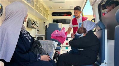 الهلال الأحمر المصري يستقبل الدفعة الـ70 من الجرحى الفلسطينيين عبر معبر رفح