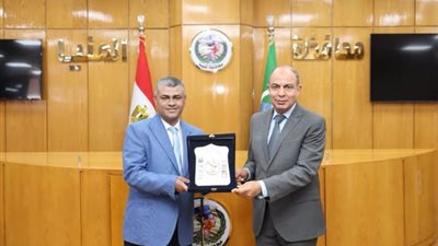 محافظ المنيا يكرم وكيل الصحة السابق تقديرًا لجهوده المتميزة