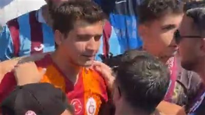 جماهير طرابزون تجبر مشجعًا لجلطة سراي على خلع قميصه خلال استقبال محمد صلاح