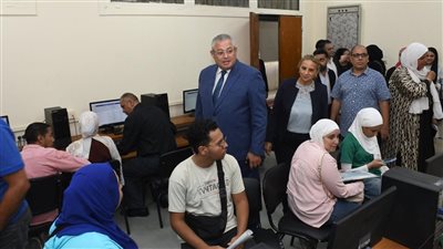نائب رئيس جامعة عين شمس يتفقد معامل التنسيق الإلكتروني