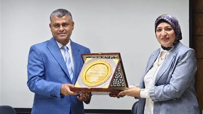 صحة المنيا تكرم وكيل الوزارة السابق 